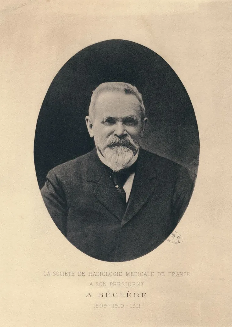 Portrait d'Antoine Béclère, cheveux et barbe blancs, dans un médaillon ovale, avec la dédicace de la Société de radiologie médicale de France à son président