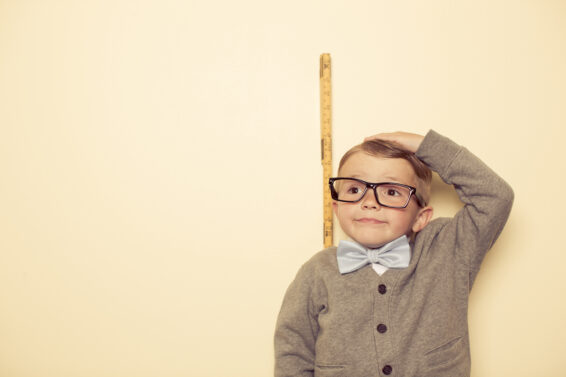 photo d'un petit garçon qui mesure sa taille