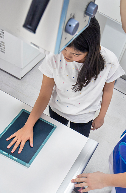 Petite fille faisant radiographie de la main droite