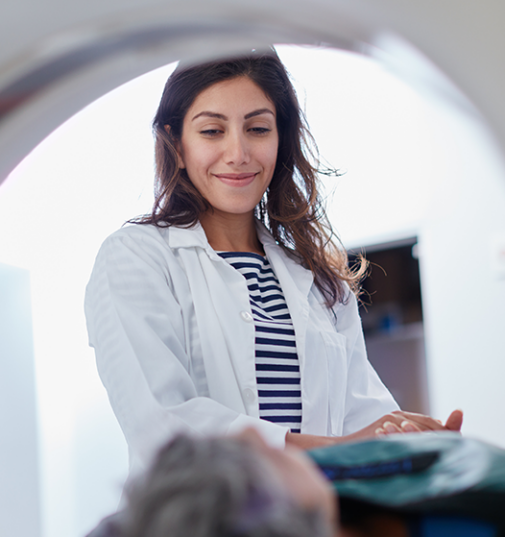 Radiologue femme avec patiente pour IRM